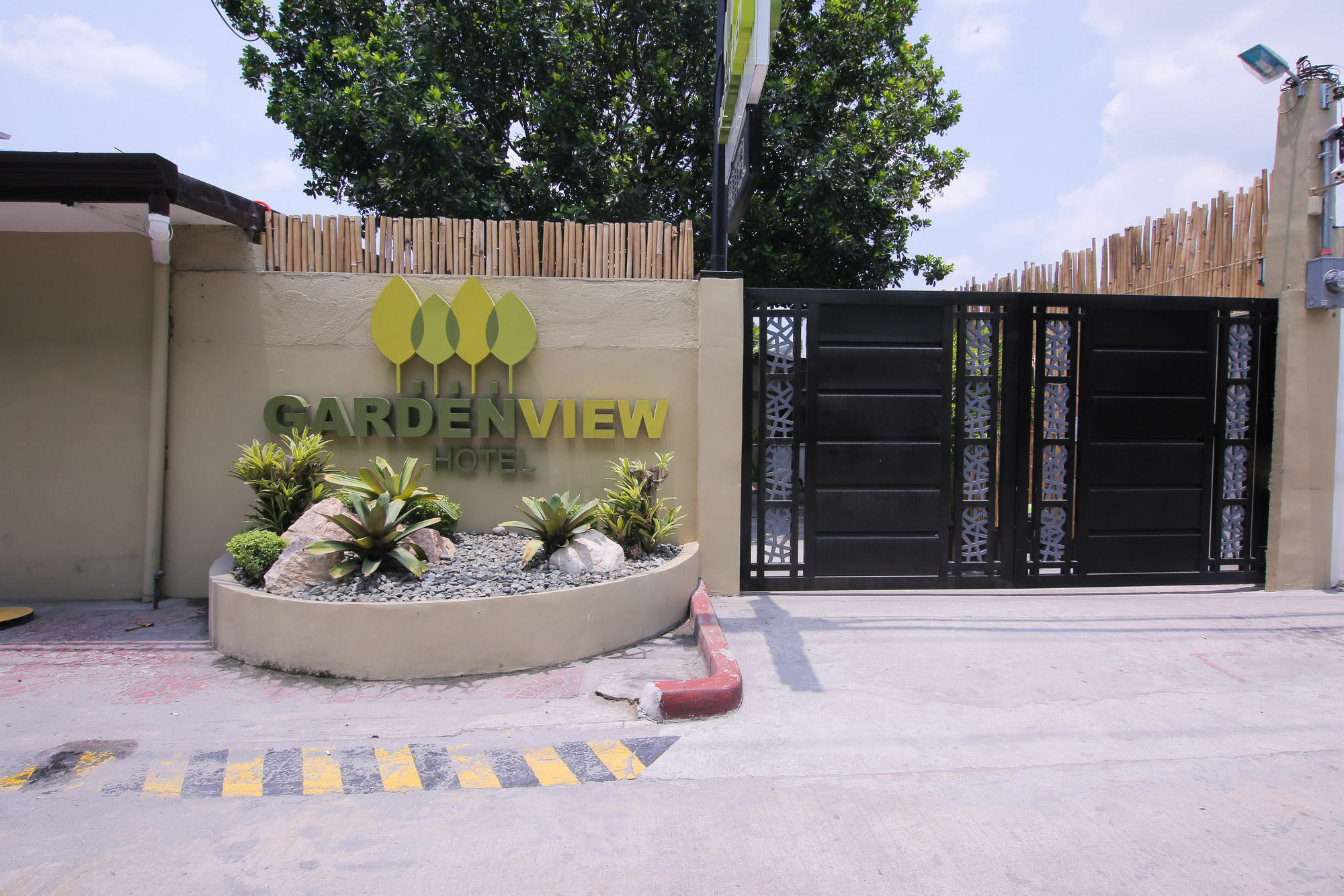 Garden View Hotel Angeles Exteriör bild
